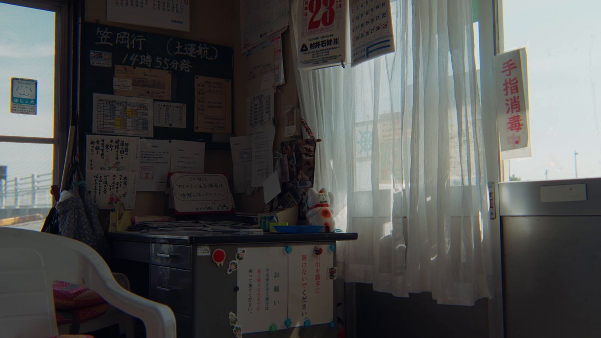 待合所の黒板と壁の貼り紙
