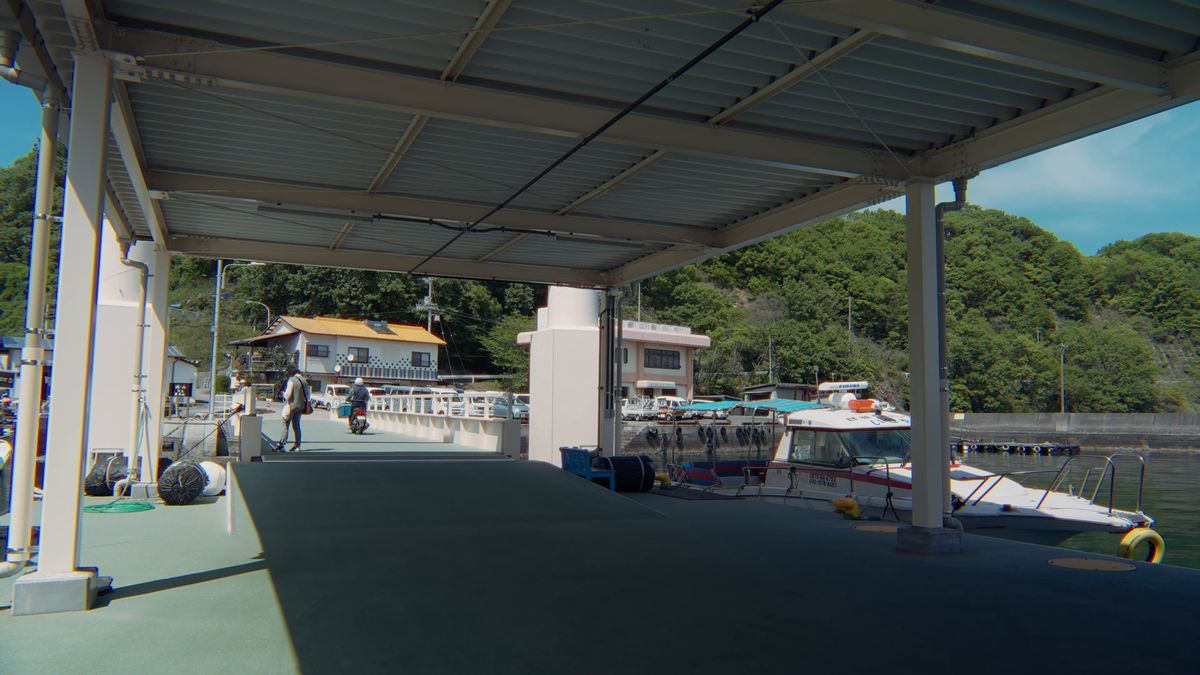 屋根のある桟橋から見る港と海