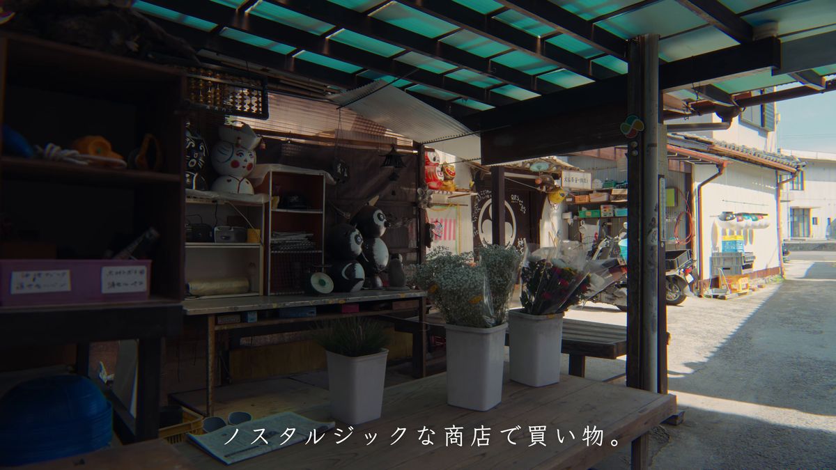 軒下に雑貨や花が並ぶ商店の店先
