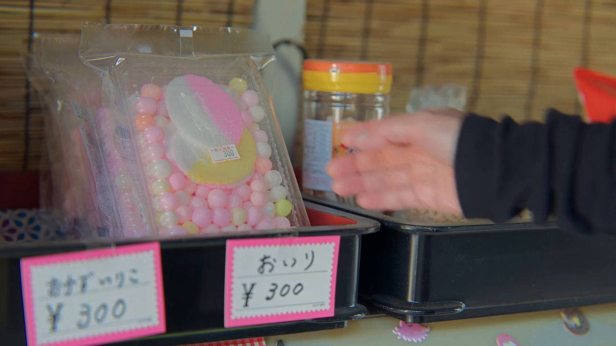 「おいり」の値札と、袋を手に取る手元