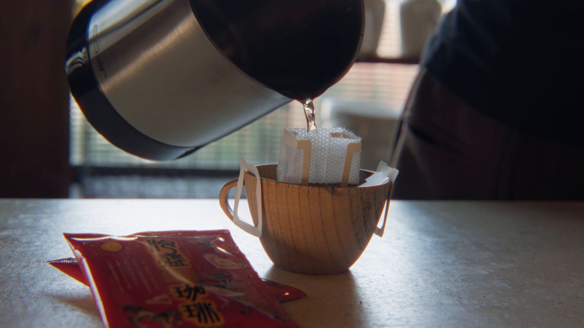 ドリップバッグのコーヒーに湯を注ぐ