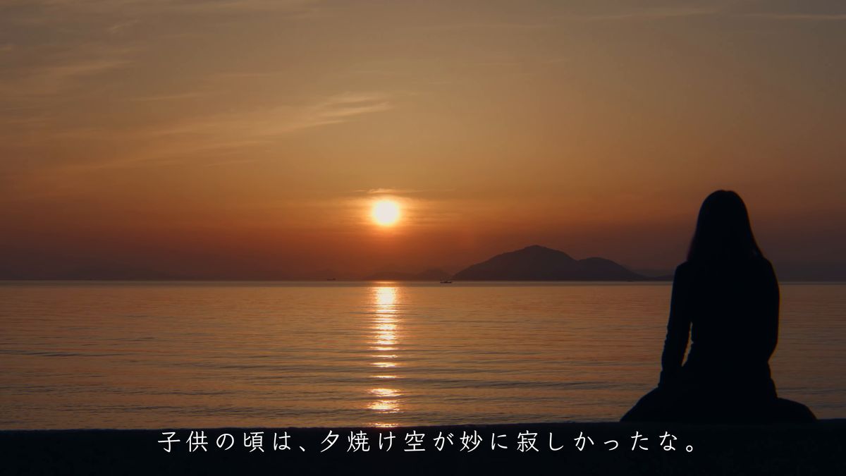 夕日の海を眺めるシルエット