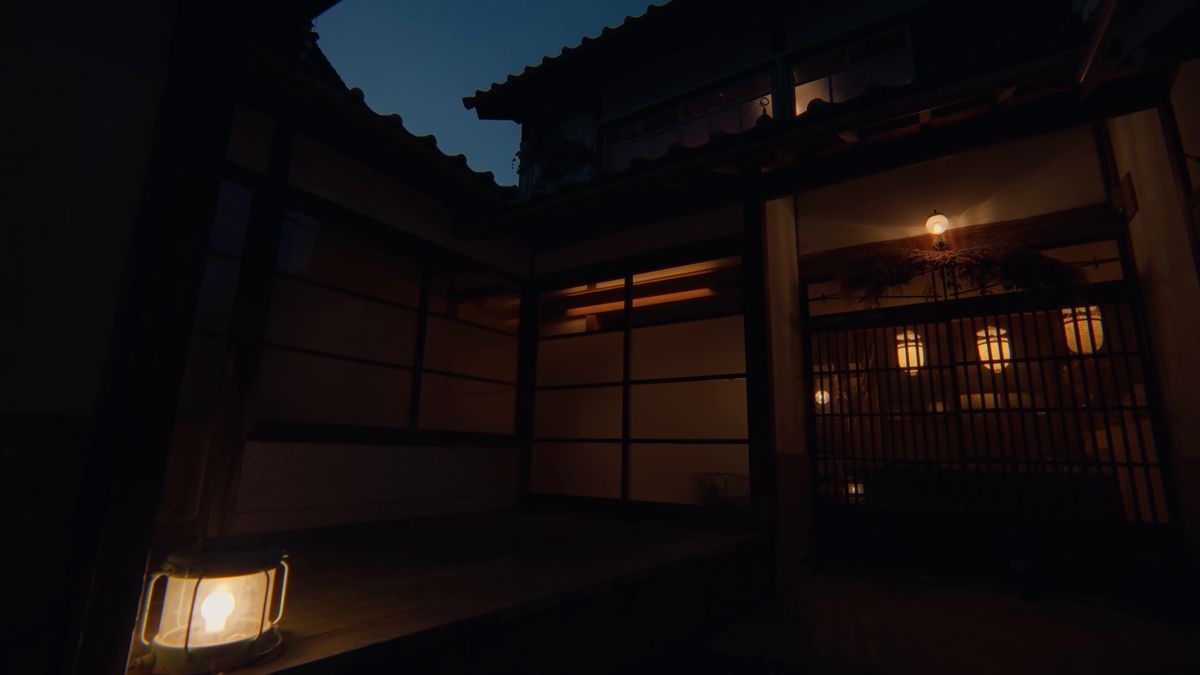 暗くなった家の軒先にともるランタン