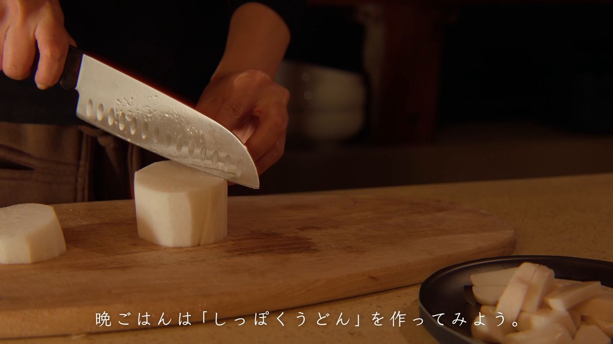 まな板の上で大根を切る手元