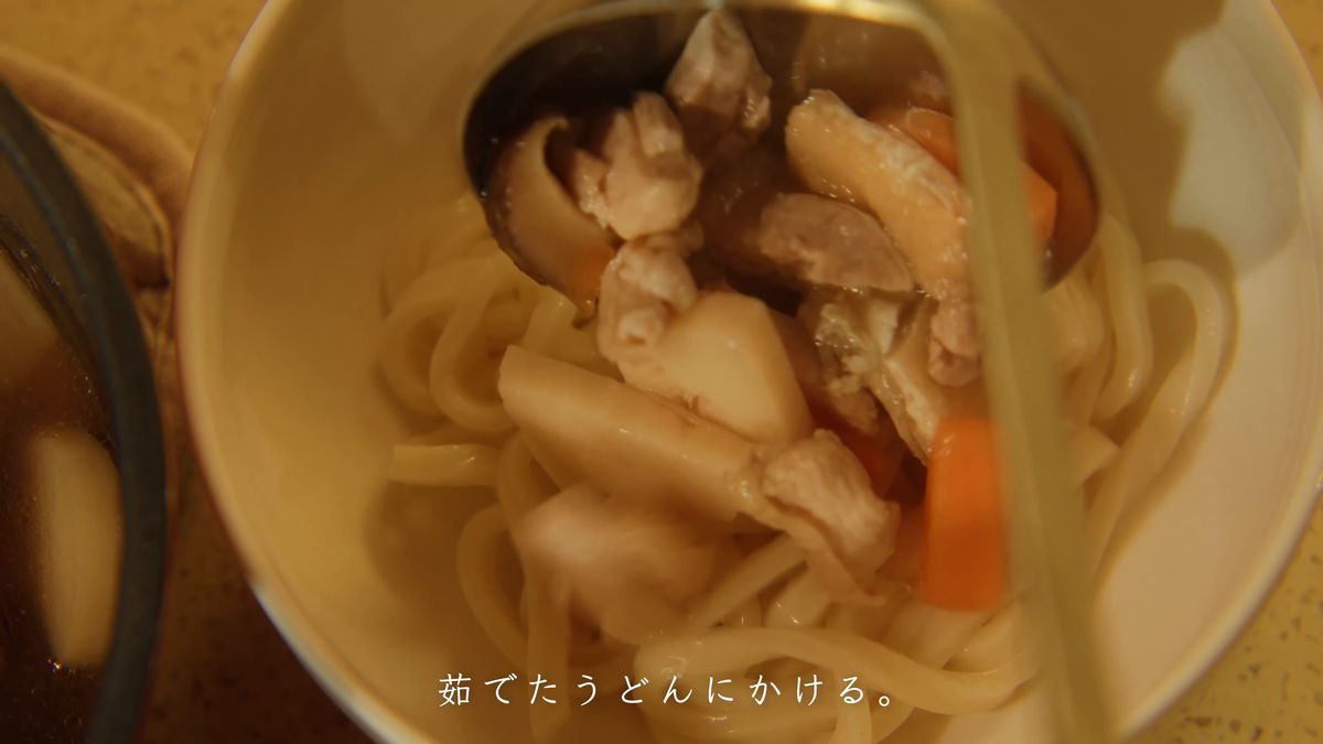 茹でたうどんの上に具をのせる