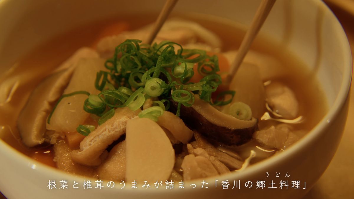 箸でつまんだうどんと具の寄り