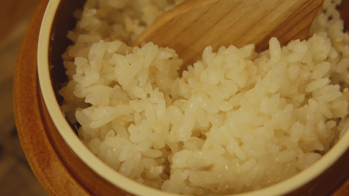 釜の中の鯛めしにしゃもじを入れる