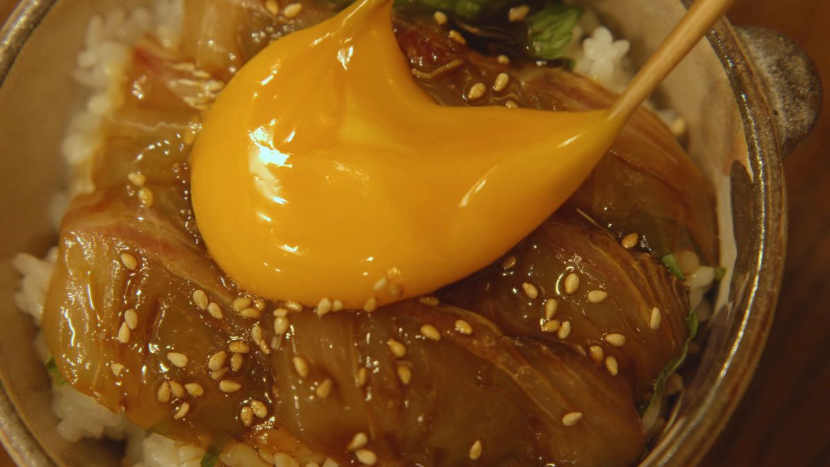 海鮮丼の鯛めしに落とす卵黄