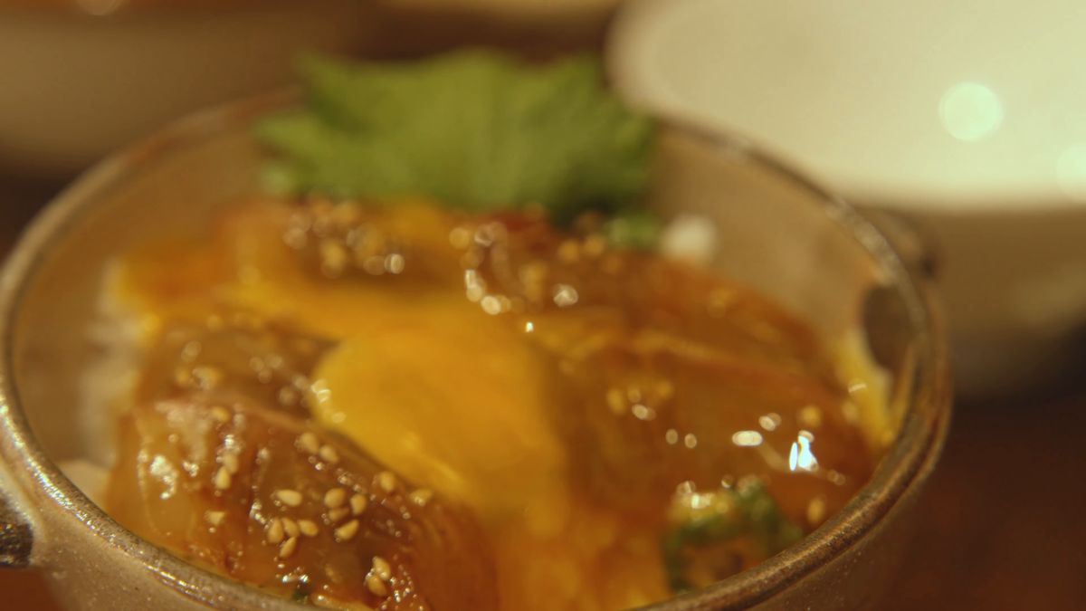大葉を添えた海鮮丼の鯛めしの寄り
