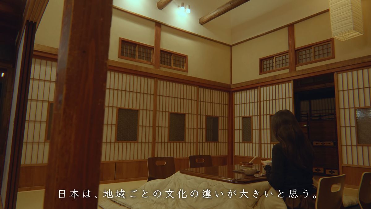 夜の座敷で食事をする後ろ姿