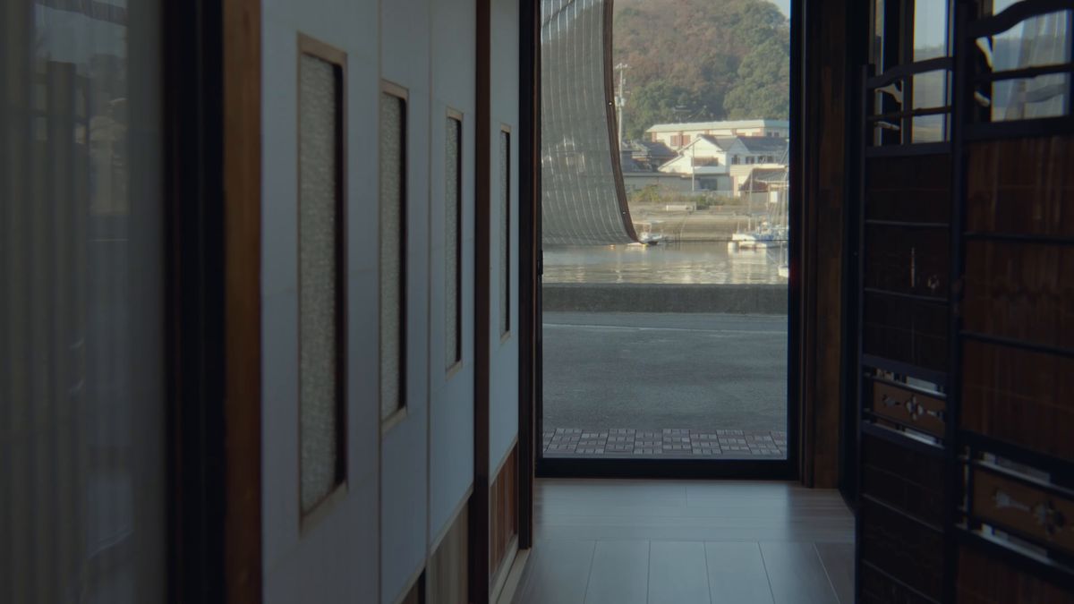 廊下の先の戸口から見える港