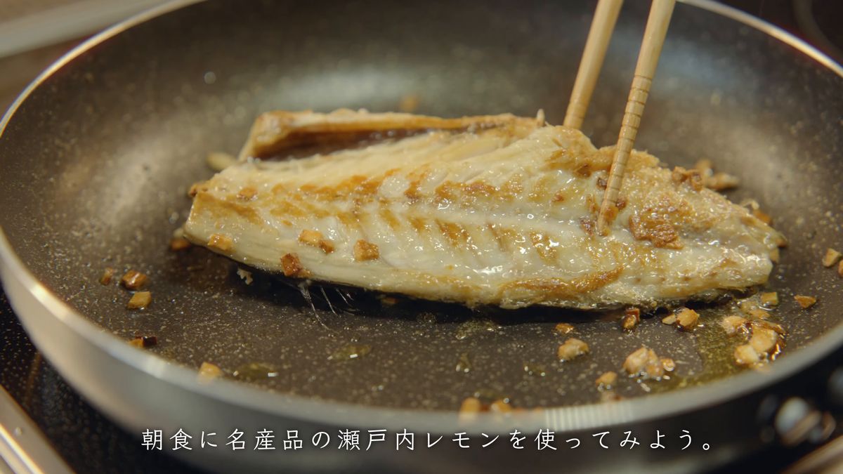 こんがり焼けたサバを箸で返す