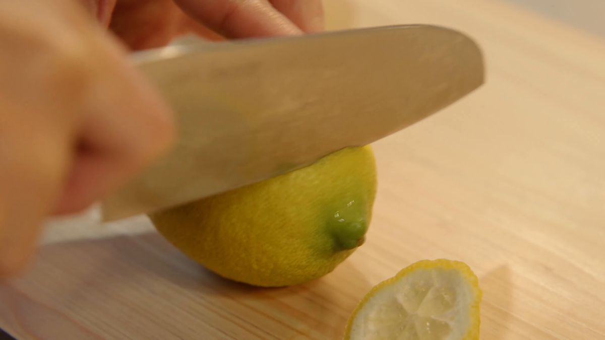 まな板の上でレモンを半分に切る