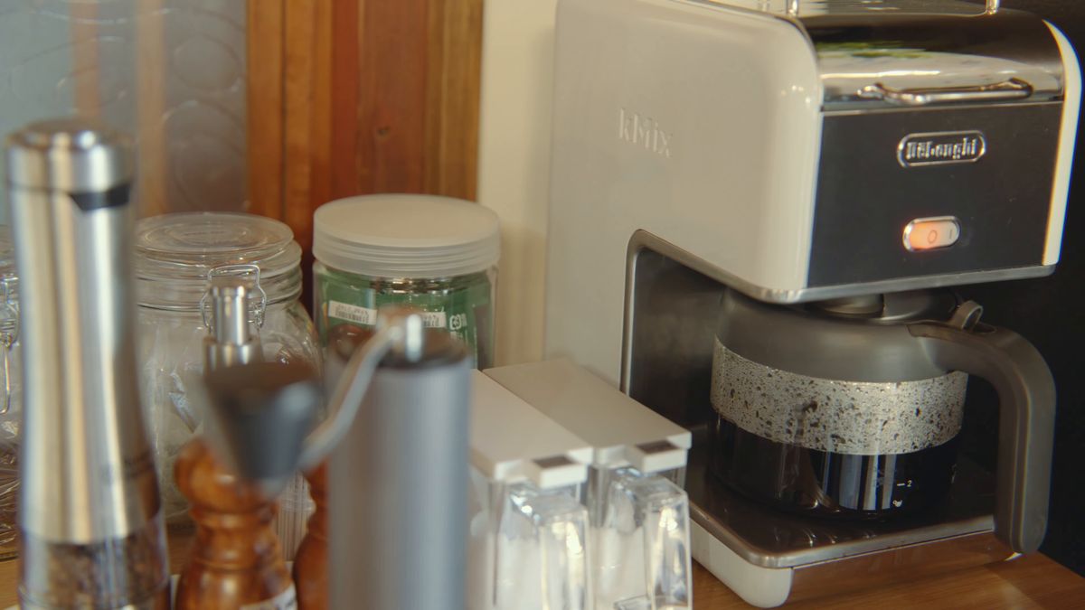 台所の棚のコーヒーメーカーと瓶