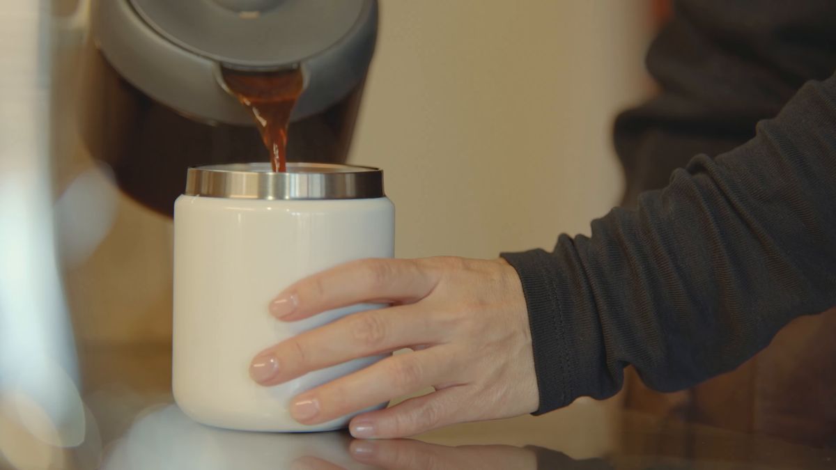 白い水筒にコーヒーを注ぐ