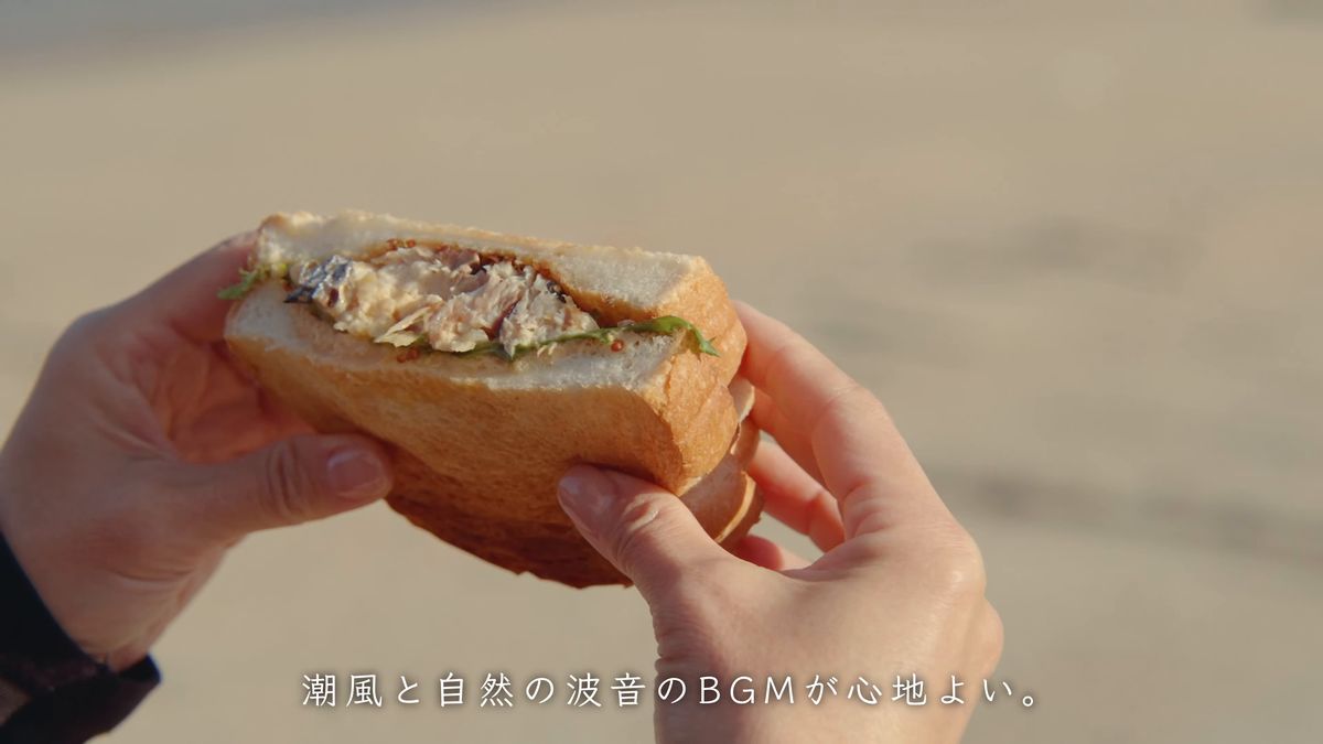 手に持ったサバサンドの断面