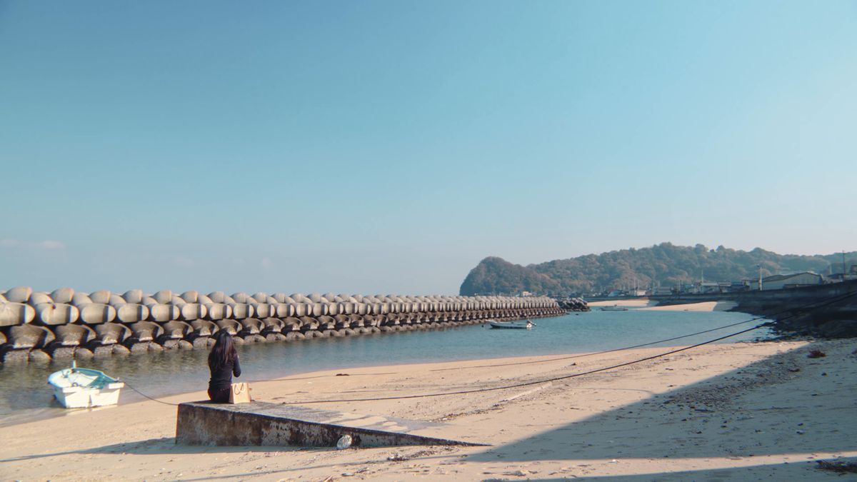 浅海原の浜辺と港