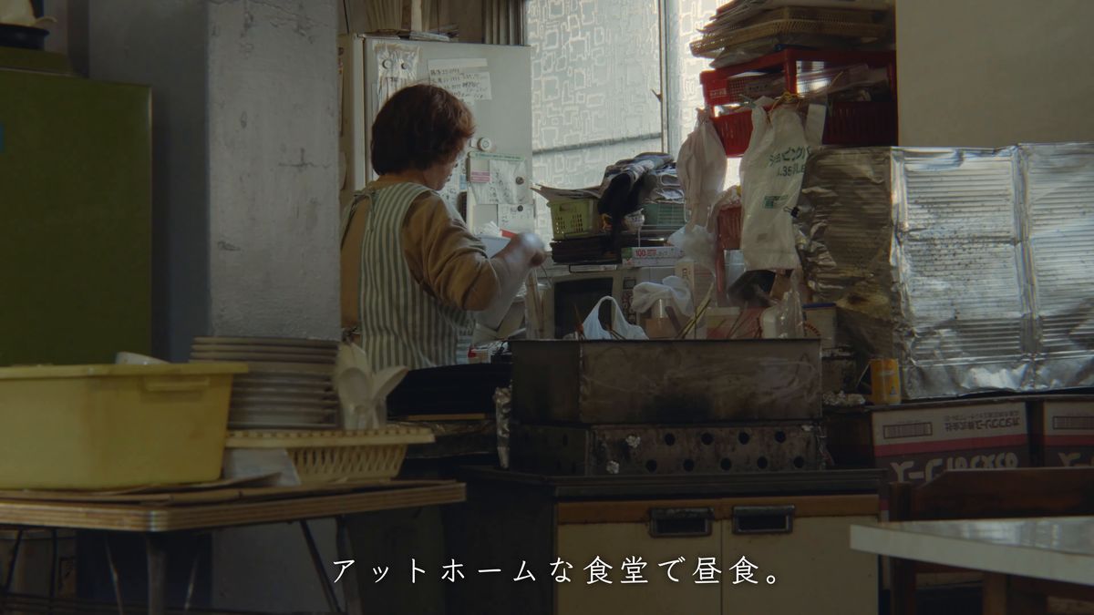皿や道具が積まれた食堂の厨房