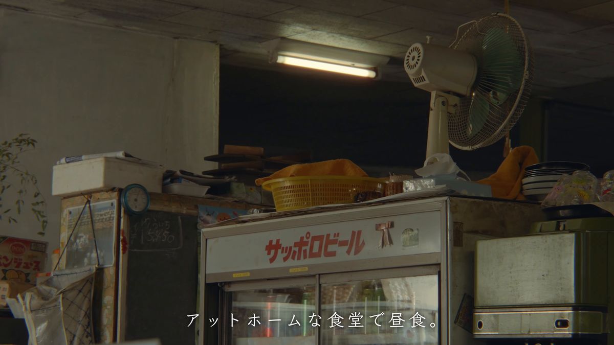 サッポロビールの冷蔵庫と扇風機のある店内