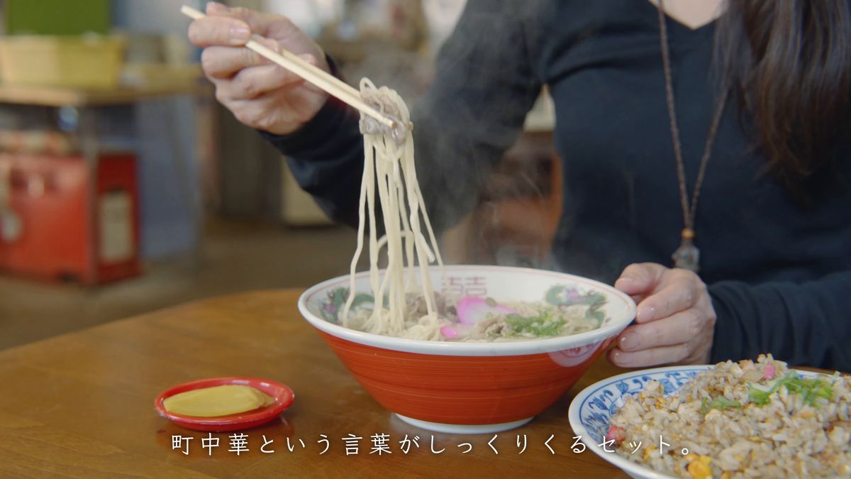 中華そばと焼き飯のセットを食べる手元
