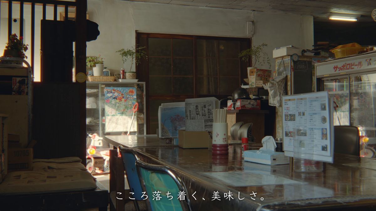 品書きや置物の並ぶ食堂の店内
