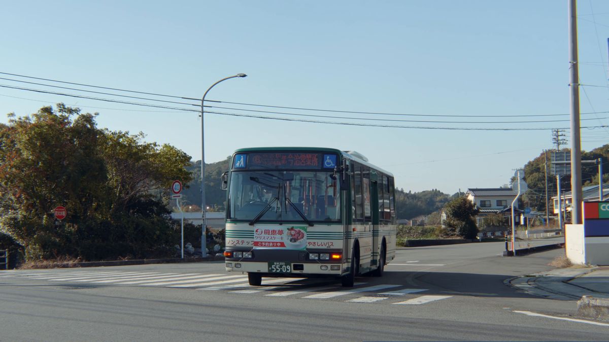 交差点を走る路線バス