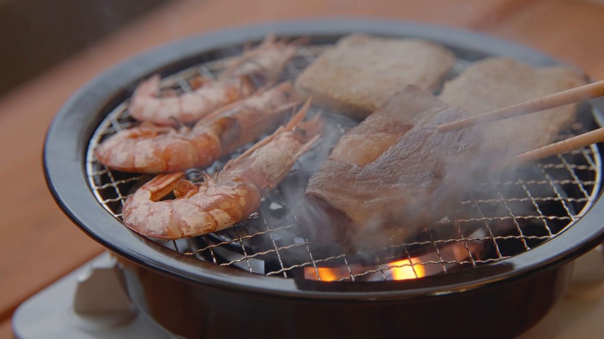 煙を上げて焼けるエビとじゃこ天