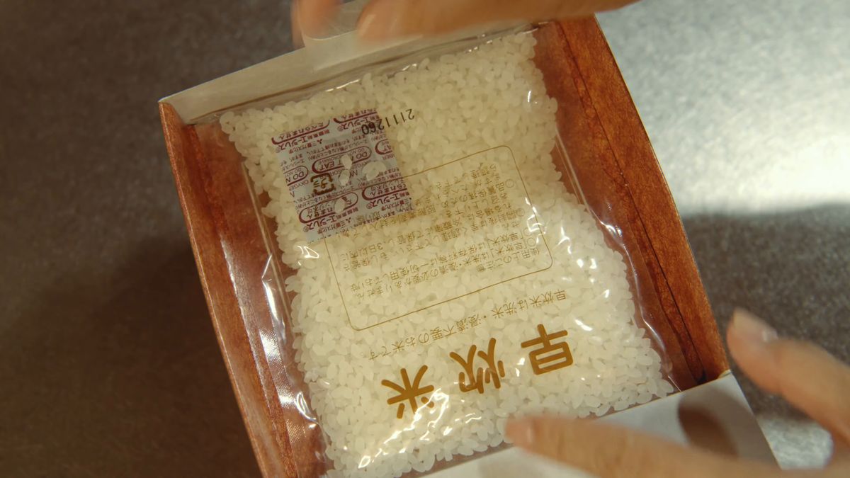 パックのご飯を箱から取り出す