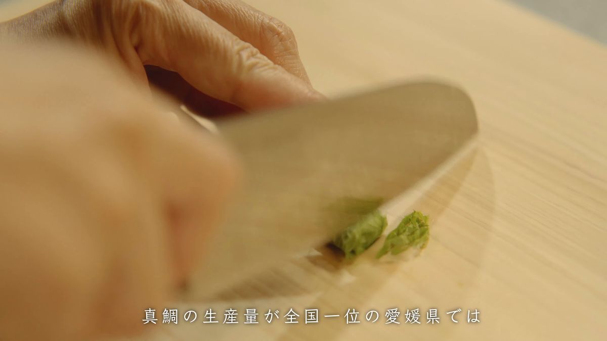 まな板の上で細く刻まれていく大葉