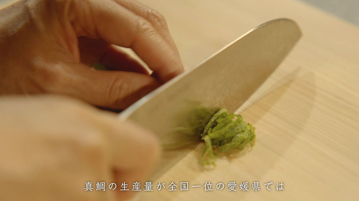 刻んだ大葉をまとめる手元