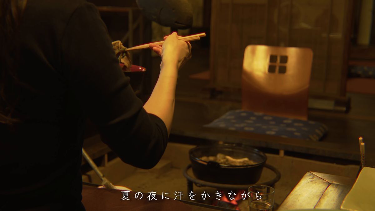 鍋から取った肉を箸でつまむ
