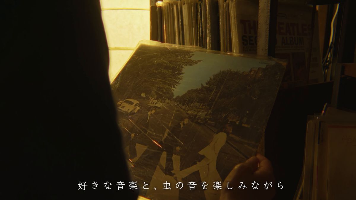 レコードのジャケットを手に取る