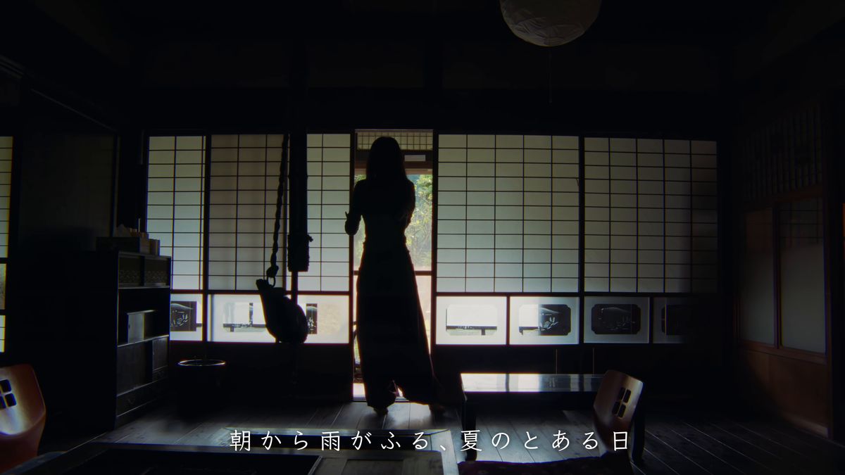 障子の間に立つ後ろ姿