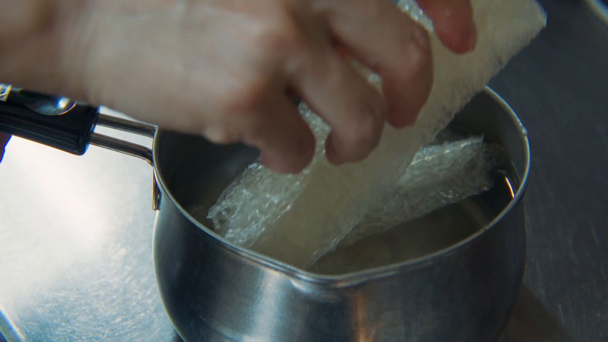 白あんの粉を鍋にあける手元