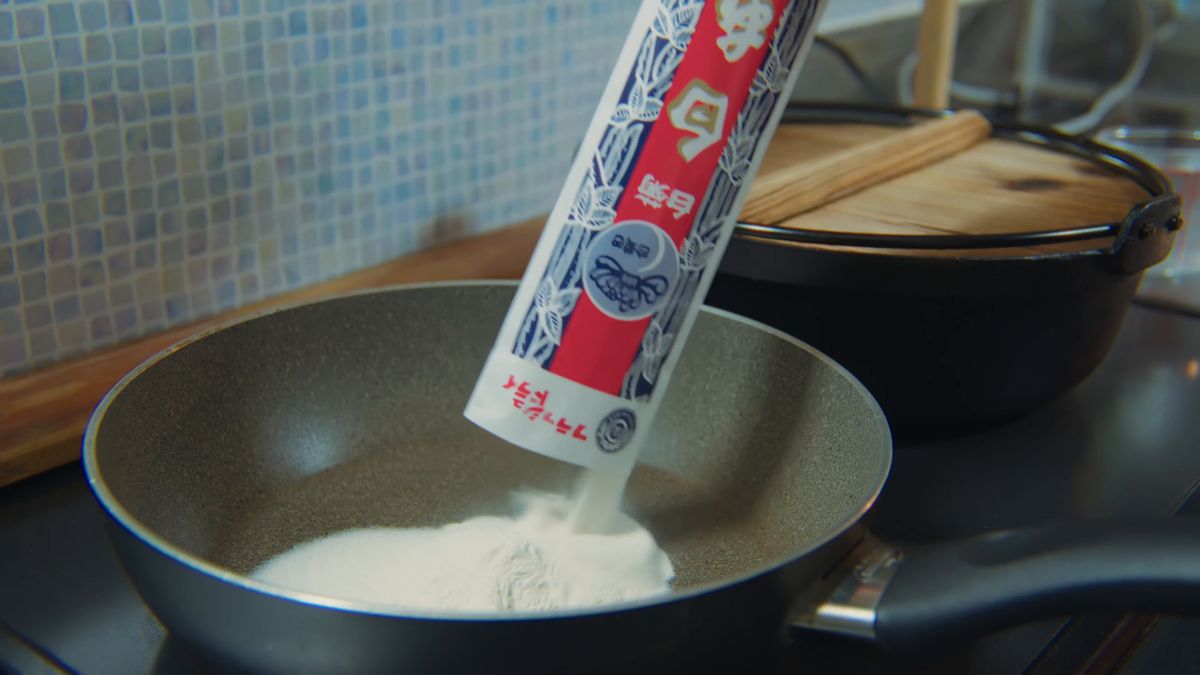 袋から白あんの粉をフライパンにあける
