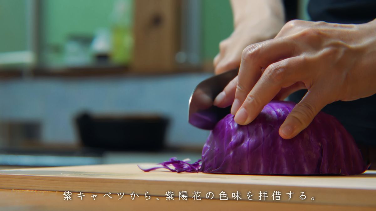 まな板の上で紫キャベツを刻む