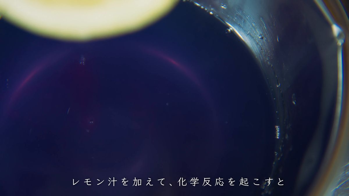 レモンの汁が落ちる紫色の液