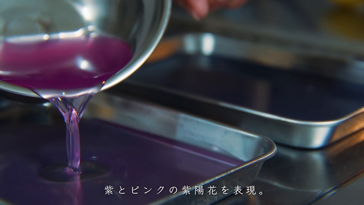 ピンク色の液をバットに流し入れる