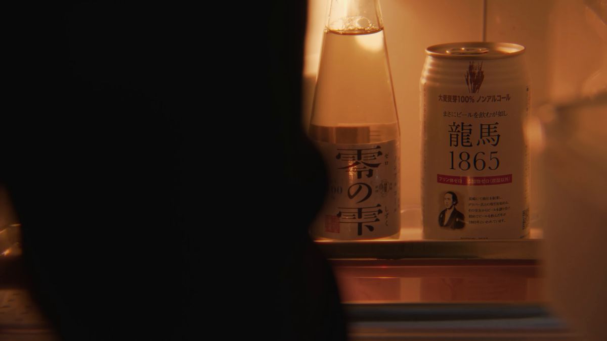 冷蔵庫の中に並ぶ瓶と缶