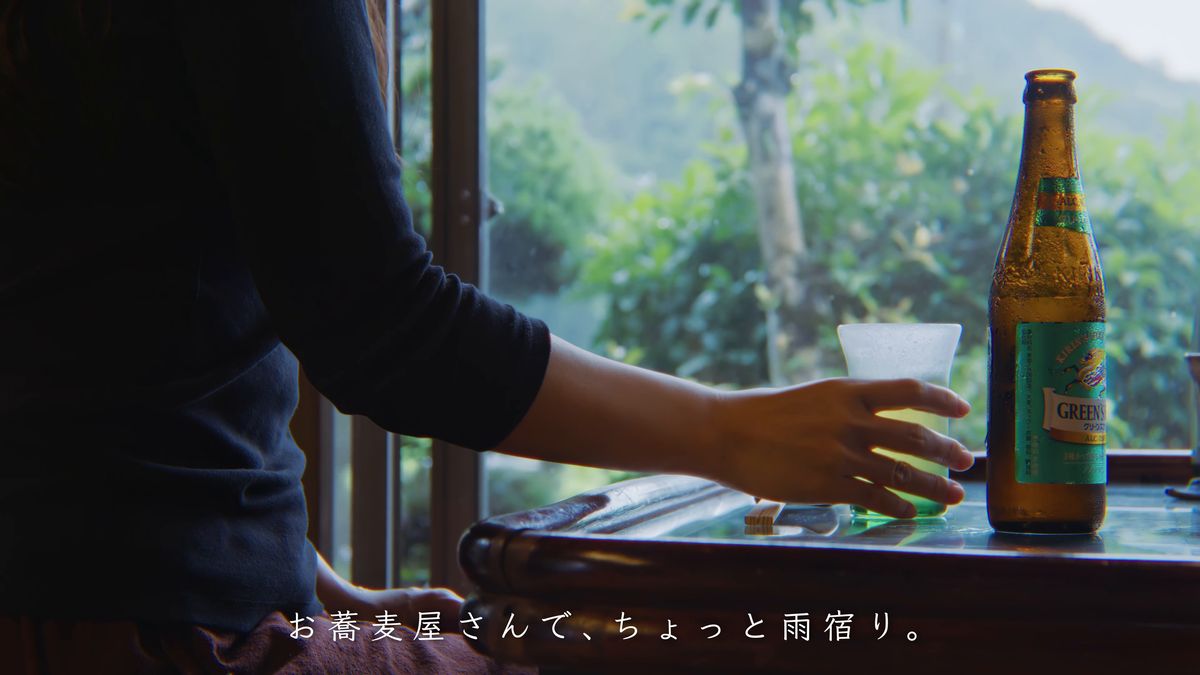 縁側の席でグラスを手にする後ろ姿