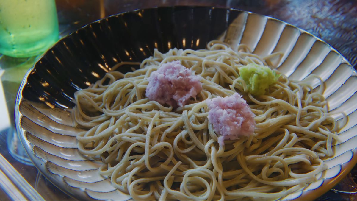 桃色の大根おろしとわさびをのせた蕎麦