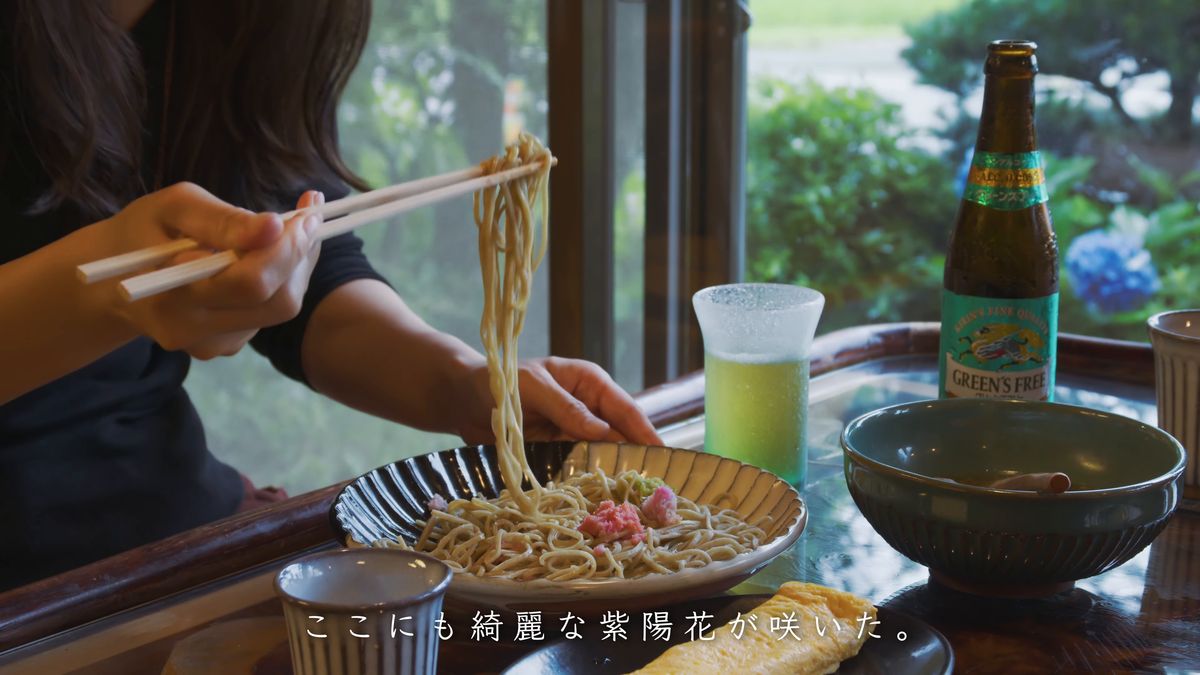 縁側の席で蕎麦をすする