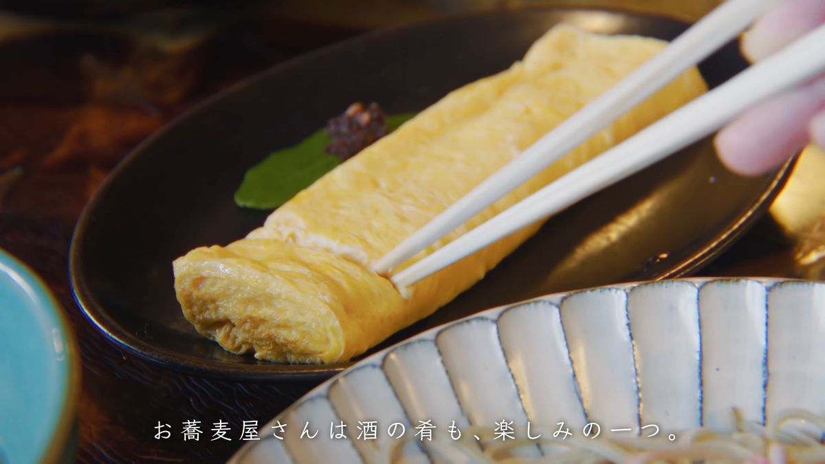 箸で持ち上げるだし巻き卵