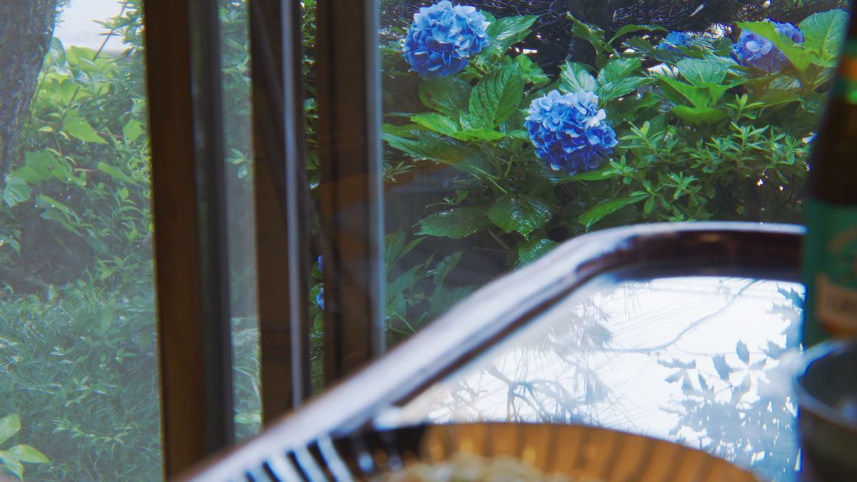 窓の外の青い紫陽花と、卓上のざる
