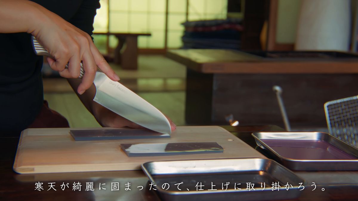 包丁で青い寒天を切る手元