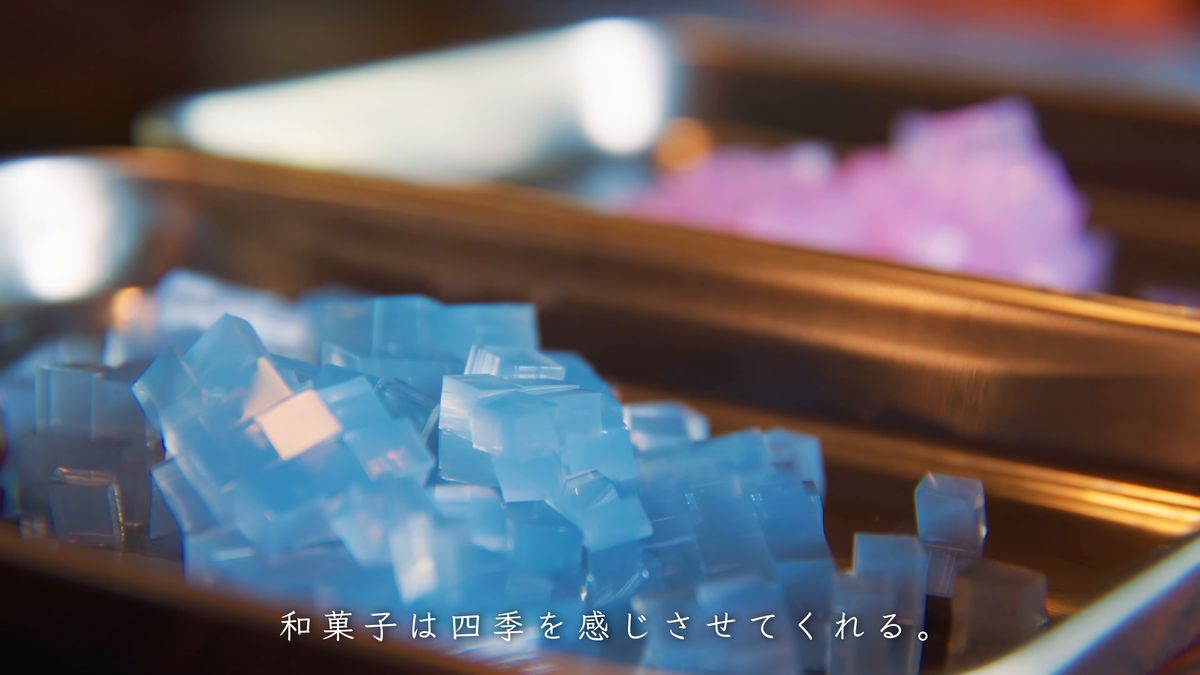 バットに山になった青い寒天の角切り
