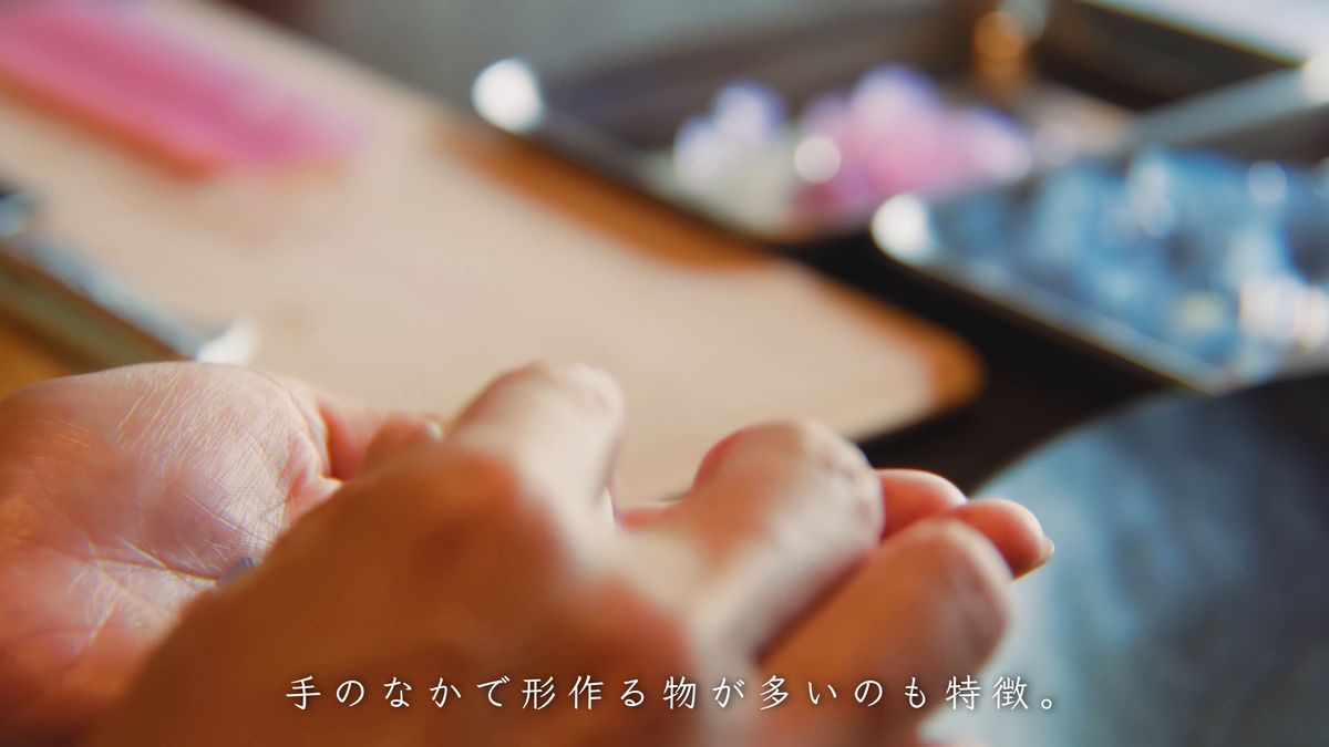 手のひらにのせた桃色の寒天の角切り