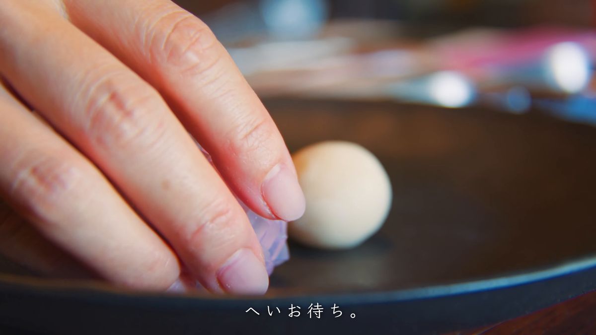 白あんの玉に寒天を指で貼り付ける
