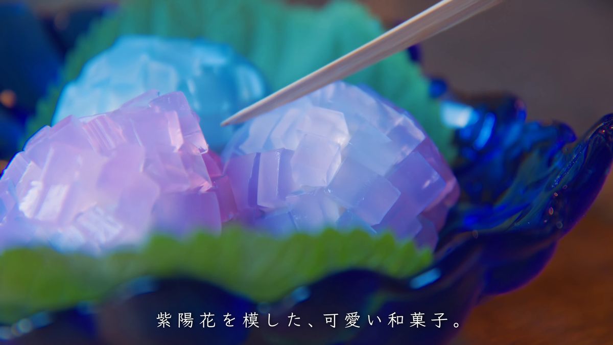 青いガラスの器にのせた錦玉紫陽花と楊枝