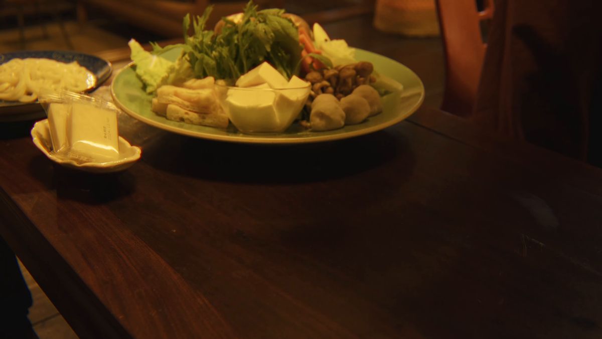 野菜と豆腐の大皿と、うどんと餅